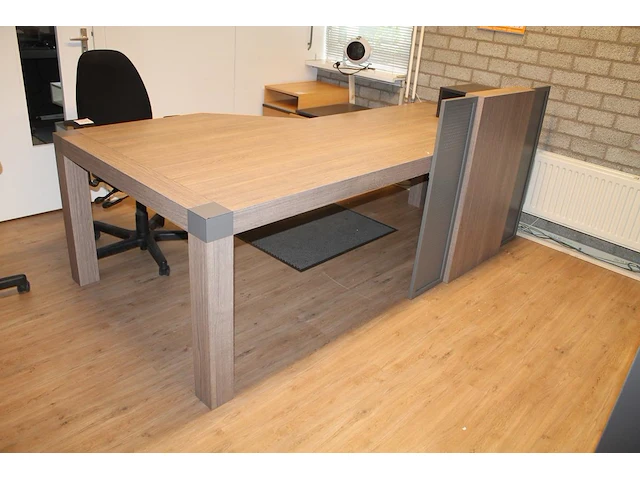 Kantoormeubilair bestaande uit een vitrinekast 165 x 47 x 217 met vier houten, twee glazen deuren en verlic... - afbeelding 4 van  6