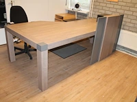 Kantoormeubilair bestaande uit een vitrinekast 165 x 47 x 217 met vier houten, twee glazen deuren en verlic... - afbeelding 4 van  6