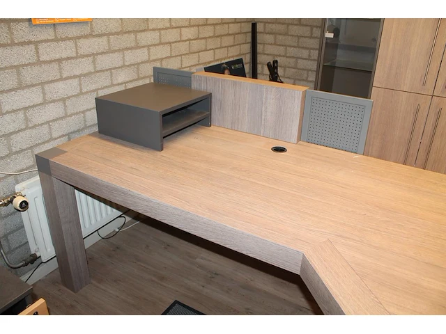 Kantoormeubilair bestaande uit een vitrinekast 165 x 47 x 217 met vier houten, twee glazen deuren en verlic... - afbeelding 5 van  6