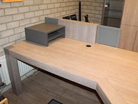 Kantoormeubilair bestaande uit een vitrinekast 165 x 47 x 217 met vier houten, twee glazen deuren en verlic... - afbeelding 5 van  6