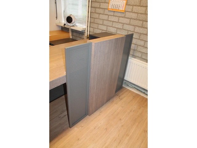 Kantoormeubilair bestaande uit een vitrinekast 165 x 47 x 217 met vier houten, twee glazen deuren en verlic... - afbeelding 6 van  6