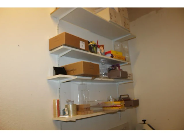 Kantoorproducten waaronder displayhouders, brievenbakjes, potloden, tape, papier, enz. op vier schappen. - afbeelding 1 van  3