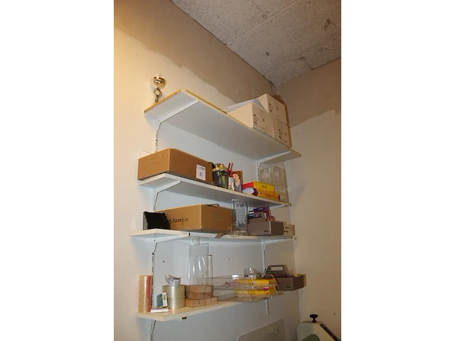 Kantoorproducten waaronder displayhouders, brievenbakjes, potloden, tape, papier, enz. op vier schappen. - afbeelding 2 van  3