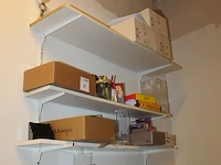 Kantoorproducten waaronder displayhouders, brievenbakjes, potloden, tape, papier, enz. op vier schappen. - afbeelding 2 van  3