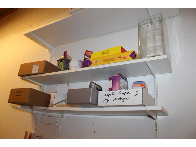 Kantoorproducten waaronder displayhouders, brievenbakjes, potloden, tape, papier, enz. op vier schappen. - afbeelding 3 van  3