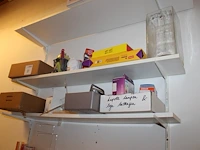 Kantoorproducten waaronder displayhouders, brievenbakjes, potloden, tape, papier, enz. op vier schappen. - afbeelding 3 van  3