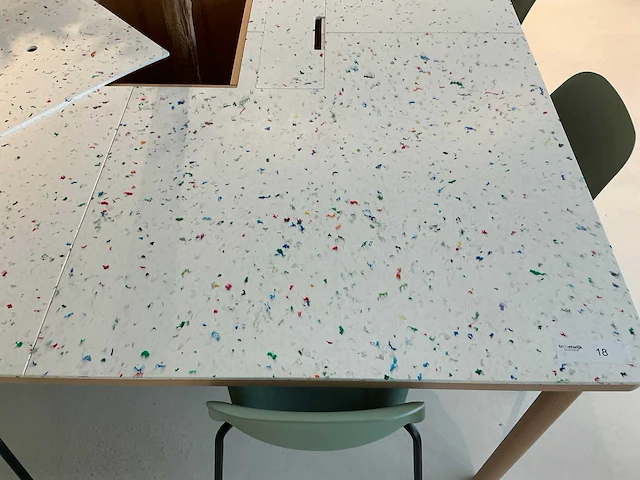 Kantoortafel met stoelen - afbeelding 3 van  7