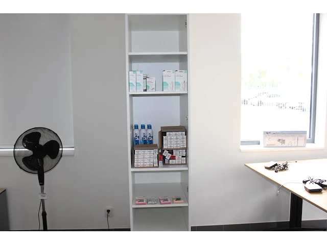 Kappersproducten w.o. verven, foamcleanser, brushapplicators en kunstwimpers - afbeelding 1 van  2