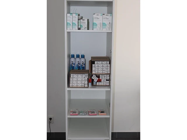 Kappersproducten w.o. verven, foamcleanser, brushapplicators en kunstwimpers - afbeelding 2 van  2