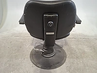 Kappersstoel, salon ambience - afbeelding 8 van  8
