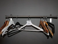 Kapstok met breedte 80 cm en kledinghangers. - afbeelding 1 van  3