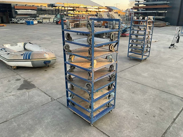 Kar met 10 hondjes - afbeelding 4 van  10