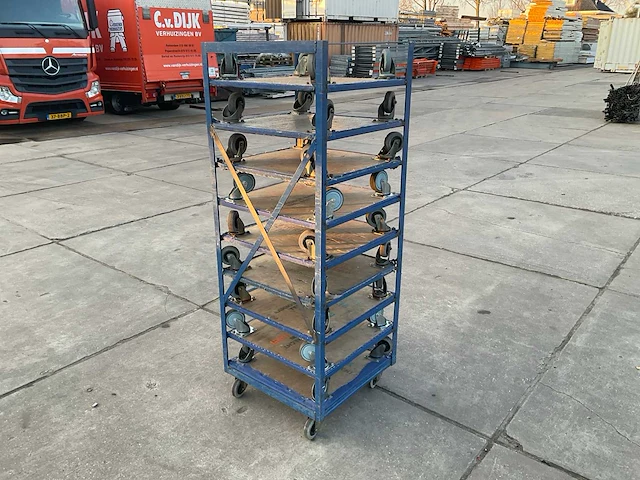 Kar met 10 hondjes - afbeelding 1 van  10