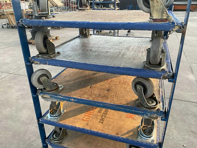 Kar met 10 hondjes - afbeelding 6 van  10