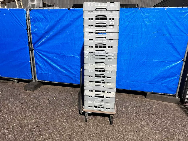 Kar met 17 vaatwasserkratten - afbeelding 1 van  3