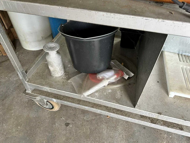 Kar met horeca benodigdheden - afbeelding 2 van  6