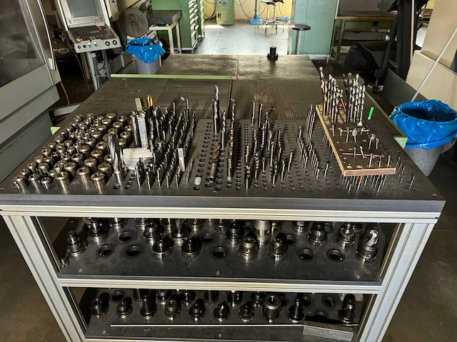 Kar met machinetoebehoren - afbeelding 6 van  8
