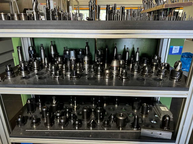 Kar met machinetoebehoren - afbeelding 8 van  8