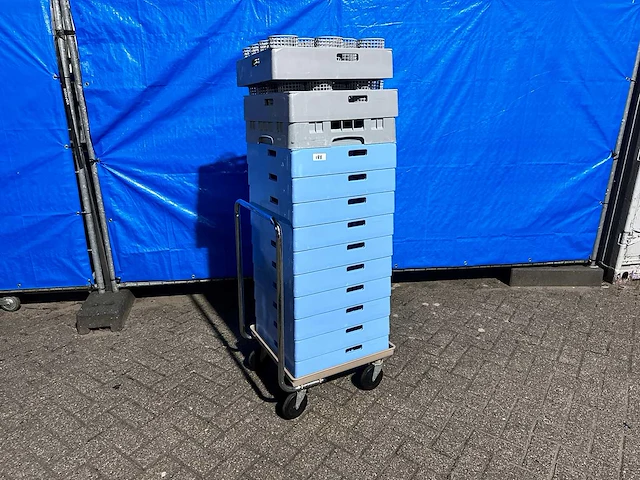 Kar met vaatwasserkratten - afbeelding 1 van  3