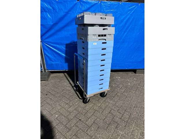 Kar met vaatwasserkratten - afbeelding 2 van  3
