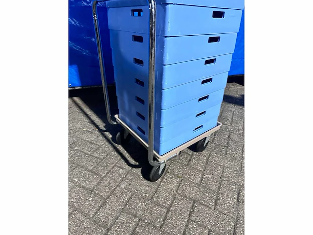 Kar met vaatwasserkratten - afbeelding 3 van  3