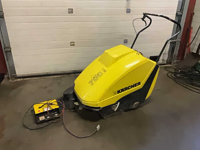 Karcher 700 ksm zelfrijdende veegmachine - afbeelding 1 van  7