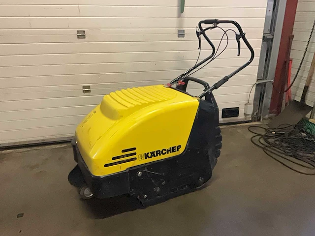 Karcher 750 ksm zelfrijdende veegmachine - afbeelding 1 van  9