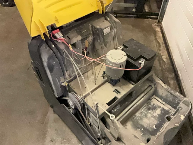 Karcher 750 ksm zelfrijdende veegmachine - afbeelding 7 van  9