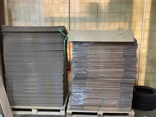 Karton en kartonnen doos (2x) - afbeelding 1 van  6