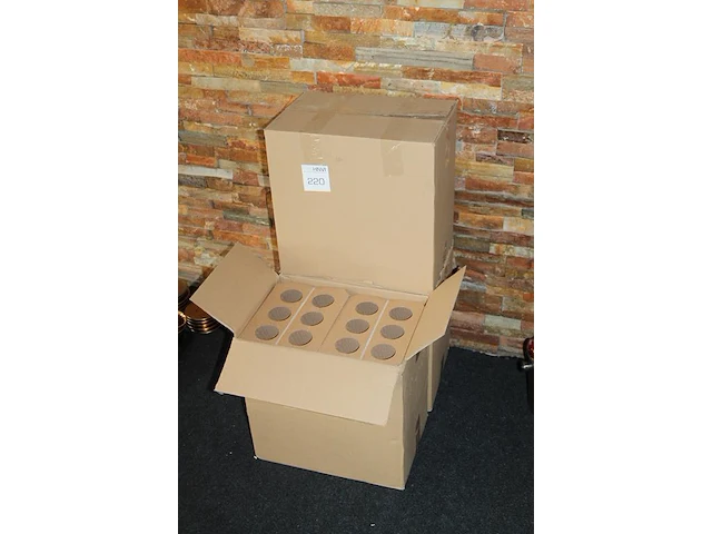 Kartonnen bier draag traytjes in 3 dozen. ca. 900 stuks. - afbeelding 2 van  2
