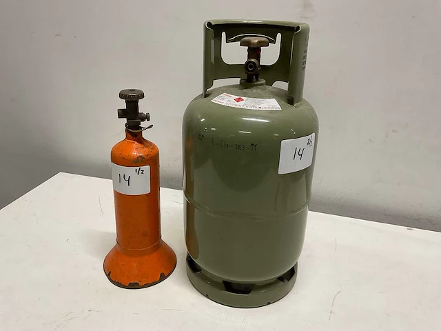 Karweifles en gasfles - afbeelding 2 van  2