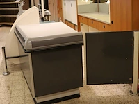 Kassa/balie met loopband & winkel-display - 580cm (l) x 65-120cm (b) x 92cm (h) - afbeelding 1 van  10
