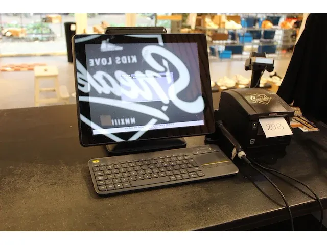 Kassasysteem met touchscreen, afleesscherm, bonnenprinter, handscanner, kassalade en toetsenbord met mousep... - afbeelding 1 van  5