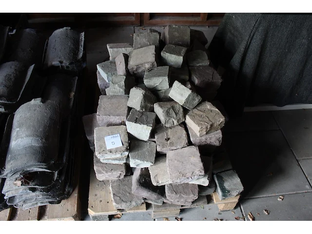 Kasseien. pallet gevuld met kinderkopjes - afbeelding 1 van  2