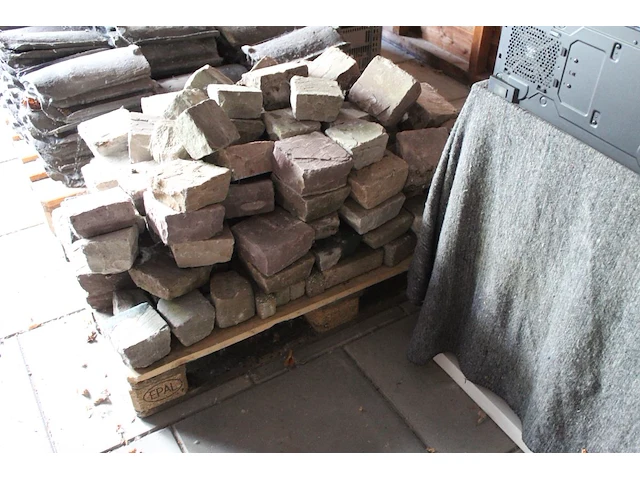 Kasseien. pallet gevuld met kinderkopjes - afbeelding 2 van  2