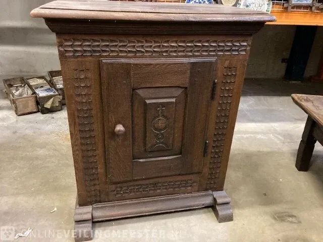 Kast en tafel - afbeelding 1 van  5