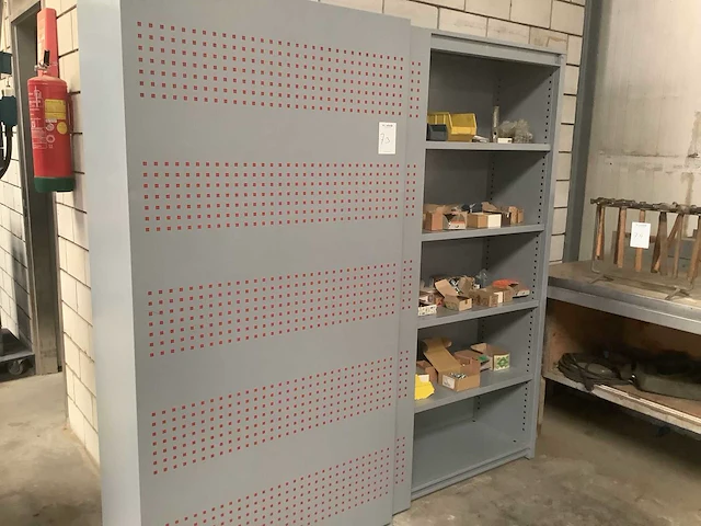 Kast met bouten en moeren - afbeelding 1 van  7