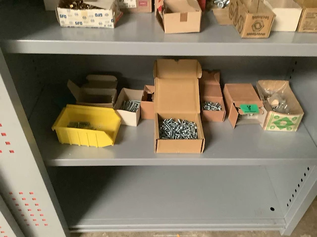 Kast met bouten en moeren - afbeelding 3 van  7