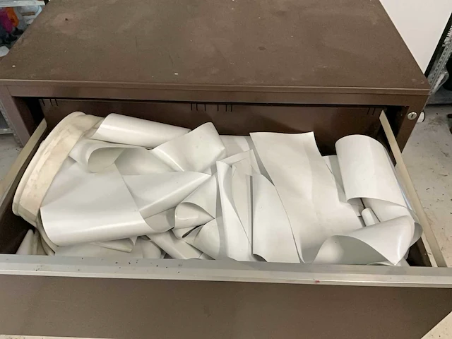 Kast met bysoneel zeil ten behoeve van zeilmakerij - afbeelding 2 van  6