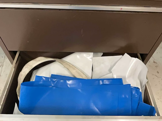 Kast met bysoneel zeil ten behoeve van zeilmakerij - afbeelding 3 van  6