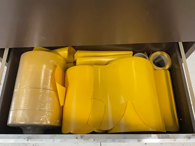 Kast met bysoneel zeil ten behoeve van zeilmakerij - afbeelding 4 van  6