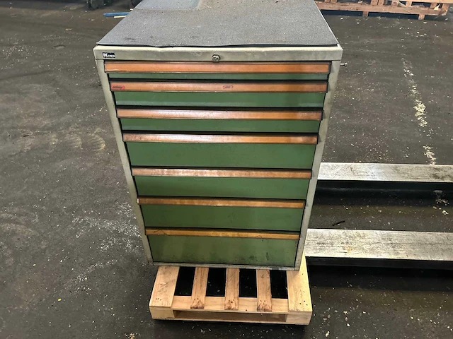 Kast met divers gereedschap - afbeelding 2 van  9