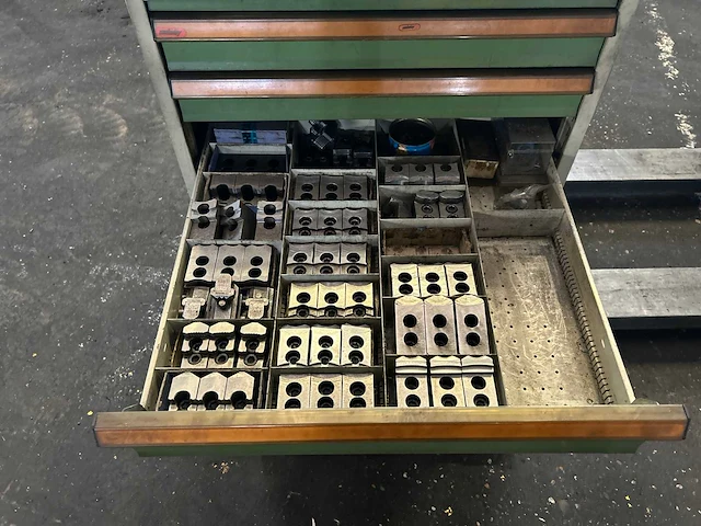 Kast met divers gereedschap - afbeelding 3 van  9