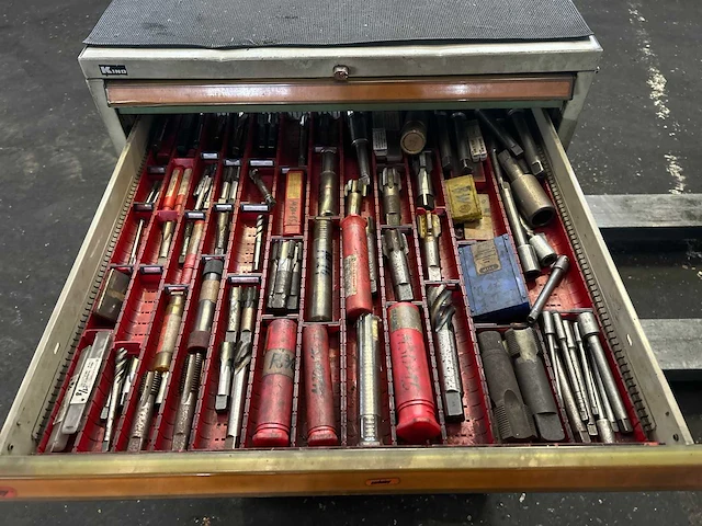 Kast met divers gereedschap - afbeelding 4 van  9