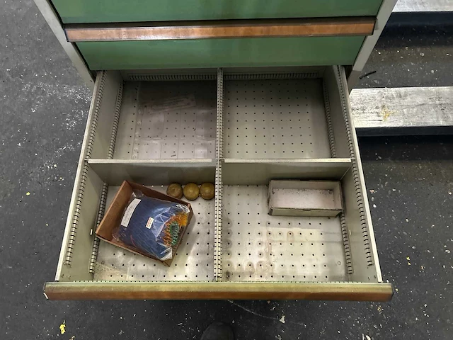 Kast met divers gereedschap - afbeelding 7 van  9