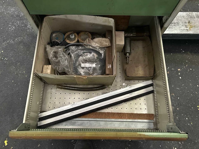 Kast met divers gereedschap - afbeelding 8 van  9