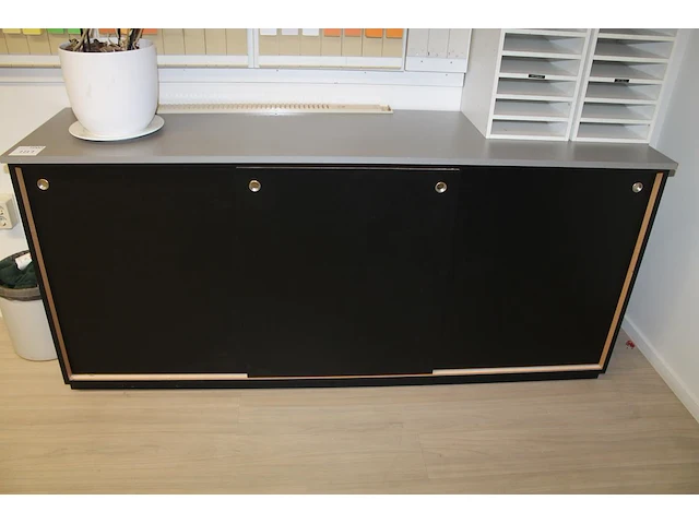 Kast met drie schuifdeuren. afmeting 182 x 48 x 82 cm - afbeelding 1 van  1