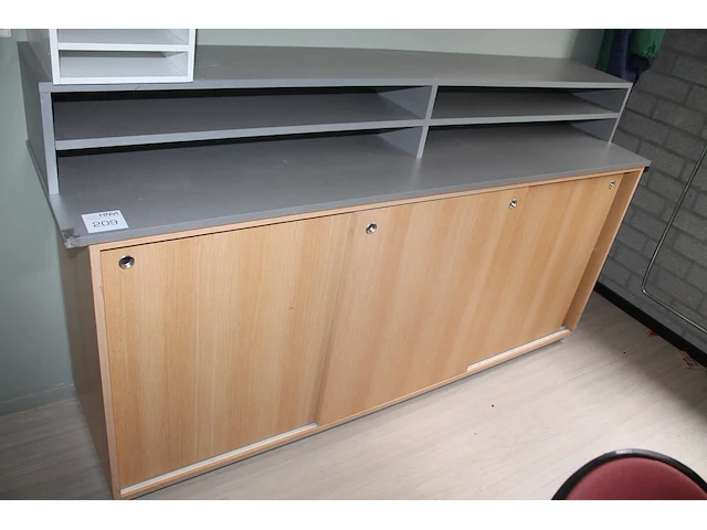 Kast met drie schuifdeuren. afmeting 185 x 48 x 82 cm - afbeelding 1 van  1