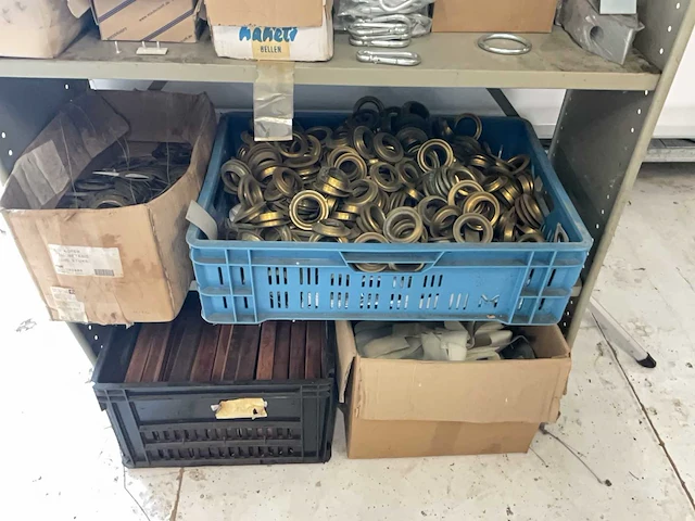 Kast met fournituren ten behoeve van zeilmakerij - afbeelding 7 van  10