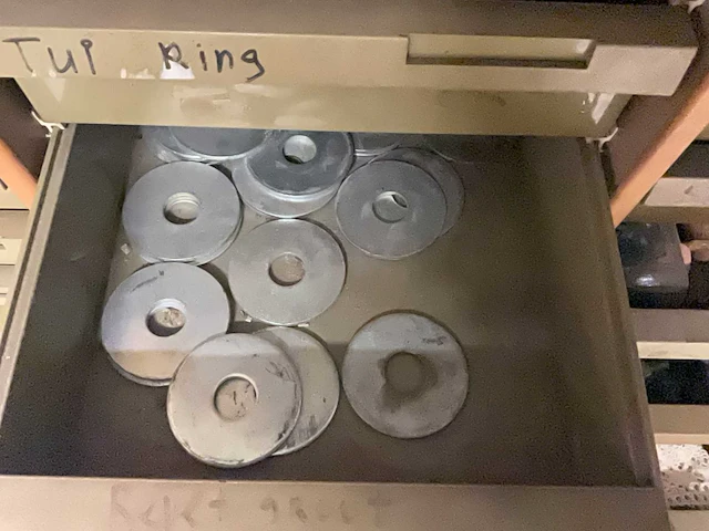 Kast met fournituren zeilmakerij benodigdheden zoals touw, ringen, klemmen, elastieken. - afbeelding 3 van  18